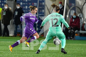 2021-01-06 - Tatiana Bonetti (Fiorentina) supera Maria Korenciova (Milan) - SEMIFINALE - FIORENTINA FEMMINILE VS MILAN - WOMEN SUPERCOPPA - SOCCER