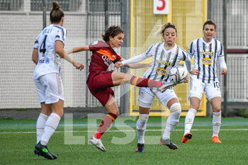 2021-01-06 - Manuela Giuliano (Roma) su Martina Rosucci (Juventus) - SEMIFINALE - JUVENTUS VS ROMA - WOMEN SUPERCOPPA - SOCCER