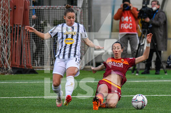 2021-01-06 - Paloma Lazaro (Roma) anticipa Lisa Boattin (Juventus) - SEMIFINALE - JUVENTUS VS ROMA - WOMEN SUPERCOPPA - SOCCER