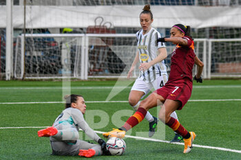 2021-01-06 - Andressa Alves (Roma) interviene fallosamente su Doris Bacic (Juventus) - SEMIFINALE - JUVENTUS VS ROMA - WOMEN SUPERCOPPA - SOCCER
