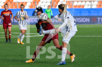 2021-01-06 - Tuija Annika Hyyrynen (Juventus) supera Andressa Alves (Roma) - SEMIFINALE - JUVENTUS VS ROMA - WOMEN SUPERCOPPA - SOCCER