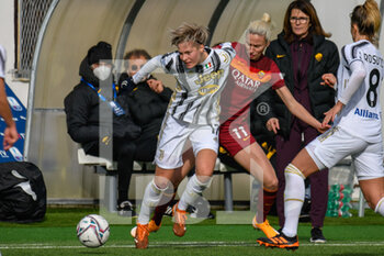 2021-01-06 - Lina Mona Andrea Hurtig (Juventus) contrastata da Kaja Erzen (Roma) - SEMIFINALE - JUVENTUS VS ROMA - WOMEN SUPERCOPPA - SOCCER