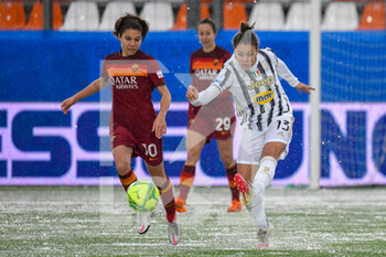 2021-01-06 - Lisa Boattin (Juventus) inseguita da Manuela Giuliano (Roma) - SEMIFINALE - JUVENTUS VS ROMA - WOMEN SUPERCOPPA - SOCCER