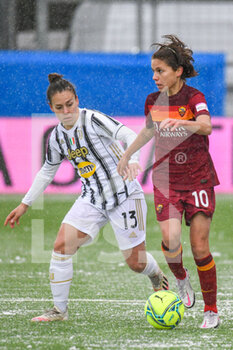 2021-01-06 - Manuela Giuliano (Roma) supera Lisa Boattin (Juventus) - SEMIFINALE - JUVENTUS VS ROMA - WOMEN SUPERCOPPA - SOCCER