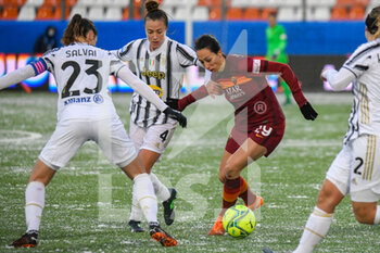 2021-01-06 - Paloma Lazaro (Roma) prova a superare la difesa Juventina - SEMIFINALE - JUVENTUS VS ROMA - WOMEN SUPERCOPPA - SOCCER