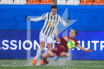 2021-01-06 - Tecla Pettenuzzo (Roma) si oppone a Cristiana Girelli (Juventus) - SEMIFINALE - JUVENTUS VS ROMA - WOMEN SUPERCOPPA - SOCCER