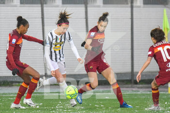 2021-01-06 - Barbara Bonasea (Juventus) entra nella difesa romanista - SEMIFINALE - JUVENTUS VS ROMA - WOMEN SUPERCOPPA - SOCCER