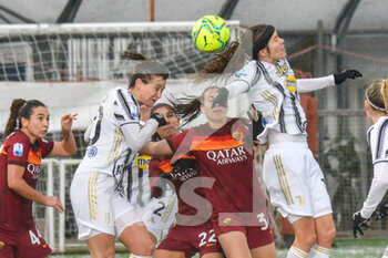 2021-01-06 - Cristiana Girelli (Juventus) e Tuija Annika Hyyrynen (Juventus) libera l'area di rigore dall'ultimo assalto della Roma - SEMIFINALE - JUVENTUS VS ROMA - WOMEN SUPERCOPPA - SOCCER