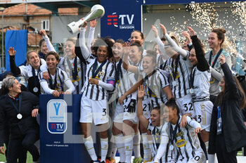 2021-01-10 - Happiness of the players of Juventus for the victory of the cup - FINALE - JUVENTUS VS FIORENTINA FEMMINILE - WOMEN SUPERCOPPA - SOCCER