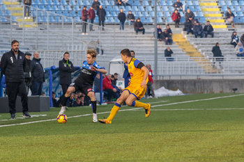 2018-12-05 - Filippo Nardi in possesso palla contrastato da Alberto Meroni - NOVARA VS PISA - ITALIAN CUP - SOCCER