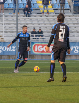 2018-12-05 - Marco Chiosa in possesso palla . Di spalle Daniele Cacia - NOVARA VS PISA - ITALIAN CUP - SOCCER