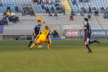 2018-12-05 - Angelo Tartaglia in possesso palla e Francesco Lisi davanti - NOVARA VS PISA - ITALIAN CUP - SOCCER