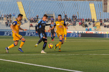 2018-12-05 - Davide Bove in possesso palla in mezzo alla difesa del Pisa - NOVARA VS PISA - ITALIAN CUP - SOCCER