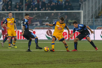 2018-12-05 - Gaetano Masucci in possesso palla in mezzo a Davide Bove e Tommaso Bianchi - NOVARA VS PISA - ITALIAN CUP - SOCCER