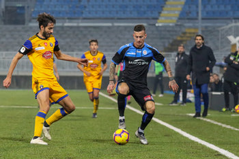 2018-12-05 - controllo palla di Jacopo Manconi accanto Alberto Masi - NOVARA VS PISA - ITALIAN CUP - SOCCER