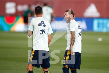 2020-09-06 - Sergio Ramos of Spain talks to Sergio Busquets in warm up before the UEFA Nations League football match between Spain and Ukraine on september 06, 2020 at Alfredo Di Stefano stadium in Valdebebas near Madrid, Spain - Photo Oscar J Barroso / Spain DPPI / DPPI - SPAGNA VS UCRAINA - UEFA NATIONS LEAGUE - SOCCER