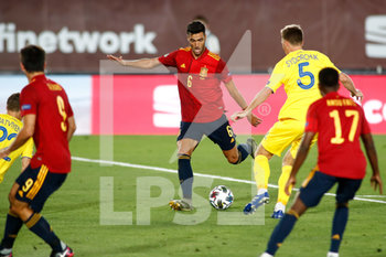 2020-09-06 - Mikel Merino of Spain and Serhiy Sydorchuk of Ukraine in action during the UEFA Nations League football match between Spain and Ukraine on september 06, 2020 at Alfredo Di Stefano stadium in Valdebebas near Madrid, Spain - Photo Oscar J Barroso / Spain DPPI / DPPI - SPAGNA VS UCRAINA - UEFA NATIONS LEAGUE - SOCCER