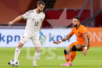 2020-11-15 - Miralem Pjanic of Bosnia and Herzegovina, Memphis Depay of the Netherlands during the UEFA Nations League football match between Netherlands and Bosnia and Herzegovina on november 15, 2020 at Johan Cruijff Arena in Amsterdam, Netherlands - Photo Marcel ter Bals / Orange Pictures / DPPI - NETHERLANDS VS BOSNIA AND HERZEGOVINA - UEFA NATIONS LEAGUE - SOCCER