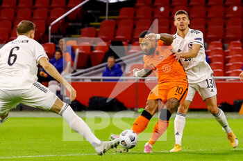 2020-11-15 - Memphis Depay of the Netherlands and Sinisa Sanicanin, Gojko Cimirot of Bosnia and Herzegovina during the UEFA Nations League football match between Netherlands and Bosnia and Herzegovina on november 15, 2020 at Johan Cruijff Arena in Amsterdam, Netherlands - Photo Marcel ter Bals / Orange Pictures / DPPI - NETHERLANDS VS BOSNIA AND HERZEGOVINA - UEFA NATIONS LEAGUE - SOCCER