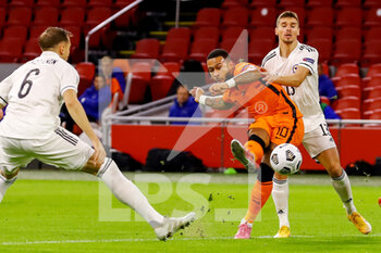 2020-11-15 - Memphis Depay of the Netherlands and Sinisa Sanicanin, Gojko Cimirot of Bosnia and Herzegovina during the UEFA Nations League football match between Netherlands and Bosnia and Herzegovina on november 15, 2020 at Johan Cruijff Arena in Amsterdam, Netherlands - Photo Marcel ter Bals / Orange Pictures / DPPI - NETHERLANDS VS BOSNIA AND HERZEGOVINA - UEFA NATIONS LEAGUE - SOCCER