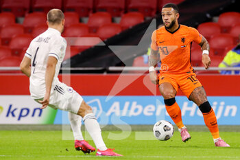 2020-11-15 - Darko Todorovic of Bosnia and Herzegovina, Memphis Depay of the Netherlands during the UEFA Nations League football match between Netherlands and Bosnia and Herzegovina on november 15, 2020 at Johan Cruijff Arena in Amsterdam, Netherlands - Photo Marcel ter Bals / Orange Pictures / DPPI - NETHERLANDS VS BOSNIA AND HERZEGOVINA - UEFA NATIONS LEAGUE - SOCCER