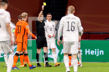 2020-11-15 - Referee Francois Letexier showing yellow card to Davy Klaassen of The Netherlands during the UEFA Nations League football match between Netherlands and Bosnia and Herzegovina on november 15, 2020 at Johan Cruijff Arena in Amsterdam, Netherlands - Photo Marcel ter Bals / Orange Pictures / DPPI - NETHERLANDS VS BOSNIA AND HERZEGOVINA - UEFA NATIONS LEAGUE - SOCCER