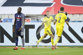 2020-11-17 - Viktor Claesson (SWE) scored a goal and celebration with Mikael Lustig (SWE), Marcus Thuram (FRA) disappointed during the UEFA Nations League football match between France and Sweden on November 17, 2020 at Stade de France in Saint-Denis, France - Photo Stephane Allaman / DPPI - FRANCE VS SWEDEN - UEFA NATIONS LEAGUE - SOCCER