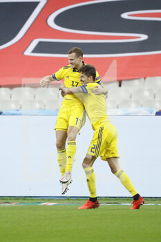 2020-11-17 - Viktor Claesson (SWE) scored a goal and celebration in arms of Mikael Lustig (SWE) during the UEFA Nations League football match between France and Sweden on November 17, 2020 at Stade de France in Saint-Denis, France - Photo Stephane Allaman / DPPI - FRANCE VS SWEDEN - UEFA NATIONS LEAGUE - SOCCER