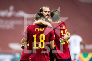 2020-11-17 - Ferran Torres of Spain celebrates a goal with teammates during the UEFA Nations league football match between Spain and Germany on November 17, 2020 at the la Cartuja Stadium in Sevilla, Spain - Photo Joaquin Corchero / Spain DPPI / DPPI - SPAIN VS GERMANY - UEFA NATIONS LEAGUE - SOCCER