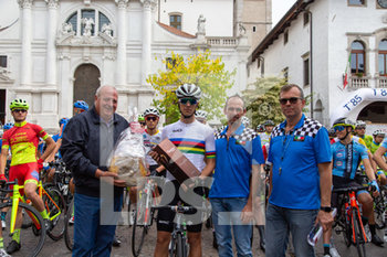 2019-10-01 - Samuele Battistella premiato in piazza a San Daniele - 82° COPPA SAN VITO - ELITE E UNDER 23 - STREET - CYCLING