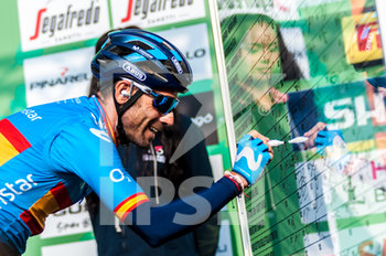 2019-10-12 - VALVERDE Alejandro (SPA) (Movistar Team) signs at the departure - GIRO DI LOMBARDIA 2019 - STREET - CYCLING