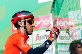 2019-10-12 - Vincenzo NIBALI (ITA) (Bahrain Merida) signs at the departure - GIRO DI LOMBARDIA 2019 - STREET - CYCLING