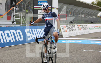 27/09/2020 - Arrival winner Julian Alaphilippe of France during the 2020 UCI World Road Championships, Men Elite Road Race, on September 27, 2020 at Autodromo Enzo and Dino Ferrari in Imola, Italy - Photo Laurent Lairys / DPPI - 2020 UCI WORLD ROAD CHAMPIONSHIPS, MEN ELITE - STRADA - CICLISMO