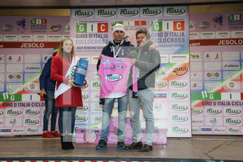 2019-11-01 - La maglia rosa omaggiata dal CT nazionale ciclocross Fausto Scotti ad Andrea De Luca - GRAN PREMIO CITTà DI JESOLO - GIC 4^ TAPPA - CYCLOCROSS - CYCLING