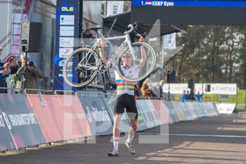 2020-11-07 - Ryan Kamp (NED) celebrates winning during the 2020 UEC Cyclo-Cross European Championships, Men Under 23, on november 7, 2020 in Rosmalen, The Netherlands - Photo Orange Pictures / DPPI - 2020 UEC CYCLO-CROSS EUROPEAN CHAMPIONSHIPS, MEN UNDER 23 - CYCLOCROSS - CYCLING