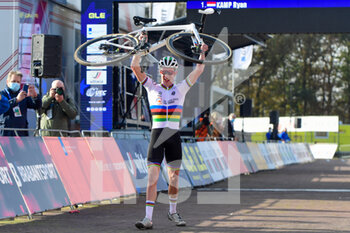 2020-11-07 - Ryan Kamp (NED) celebrates winning during the 2020 UEC Cyclo-Cross European Championships, Men Under 23, on november 7, 2020 in Rosmalen, The Netherlands - Photo Orange Pictures / DPPI - 2020 UEC CYCLO-CROSS EUROPEAN CHAMPIONSHIPS, MEN UNDER 23 - CYCLOCROSS - CYCLING