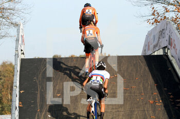 2020-11-07 - Lucinda Brand, Annemarie Worst and Ceylin del Carmen Alvarado (NED) during the 2020 UEC Cyclo-Cross European Championships, Women Elite, on november 7, 2020 in Rosmalen, The Netherlands - Photo Orange Pictures / DPPI - 2020 UEC CYCLO-CROSS EUROPEAN CHAMPIONSHIPS, MEN UNDER 23 - CYCLOCROSS - CYCLING
