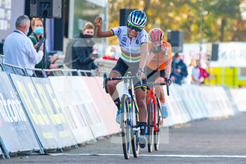 2020-11-07 - Ceylin del Carmen Alvarado (NED) Winner, Annemarie Worst (NED) 2nd place during the 2020 UEC Cyclo-Cross European Championships, Women Elite, on november 7, 2020 in Rosmalen, The Netherlands - Photo Orange Pictures / DPPI - 2020 UEC CYCLO-CROSS EUROPEAN CHAMPIONSHIPS, MEN UNDER 23 - CYCLOCROSS - CYCLING