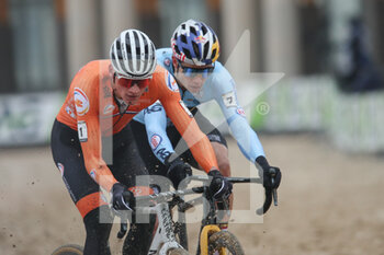 2021-01-31 - Mathieu Van Der Poel from Netherlands and Wout Van Art from Belgium during the 2021 UCI Cyclo-Cross World Championships, Men Elite, on January 31, 2021 in Oostende, Belgium - Photo Fabien Boukla / DPPI - 2021 UCI CYCLO-CROSS WORLD CHAMPIONSHIPS, MEN ELITE - CYCLOCROSS - CYCLING