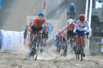 2021-01-31 - Aniek Van Alphen from Netherlands and Anna Kay from United Kingdom during the 2021 UCI Cyclo-Cross World Championships, Women Under 23, on January 31, 2021 in Oostende, Belgium - Photo Fabien Boukla / DPPI - 2021 UCI CYCLO-CROSS WORLD CHAMPIONSHIPS, WOMEN UNDER 23 - CYCLOCROSS - CYCLING
