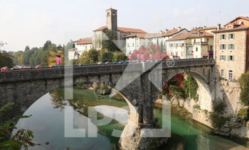 2020-10-20 - Il Giro d’Italia al passaggio sul Ponte del Diavolo a Cividale del Friuli - UDINE - SAN DANIELE DEL FRIULI - GIRO D'ITALIA - CYCLING