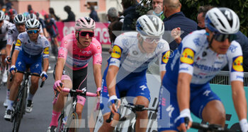 2020-10-20 - João Almeida (DECEUNINCK – QUICK – STEP) guidato dai compagni di squadra - UDINE - SAN DANIELE DEL FRIULI - GIRO D'ITALIA - CYCLING