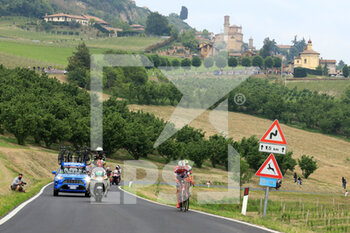 2021-05-10 - Simon Pellaud (Androni Giocattoli) and Taco Van der Hoorn (Intermarch - 3^ TAPPA DEL GIRO D'ITALIA 2021 - BIELLA - CANALE - GIRO D'ITALIA - CYCLING