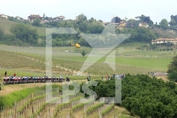 2021-05-10 - The big group by the town of Guarene in the Langhe land - 3^ TAPPA DEL GIRO D'ITALIA 2021 - BIELLA - CANALE - GIRO D'ITALIA - CYCLING
