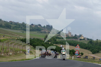 2021-05-10 - The big group by the town of Guarene in the Langhe land - 3^ TAPPA DEL GIRO D'ITALIA 2021 - BIELLA - CANALE - GIRO D'ITALIA - CYCLING