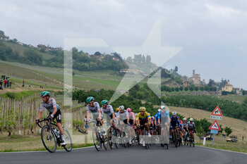 2021-05-10 - The passage by the town of Guarene in the Langhe land - 3^ TAPPA DEL GIRO D'ITALIA 2021 - BIELLA - CANALE - GIRO D'ITALIA - CYCLING