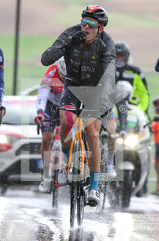 2021-05-13 - MÄDER Gino Bahrain – Victorious, vincitore di tappa, si disseta - 6^ TAPPA - GROTTE DI FRASASSI - ASCOLI PICENO - GIRO D'ITALIA - CYCLING