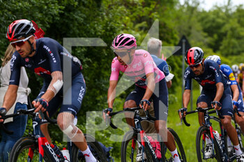 2021-05-23 - La maglia rosa di Egan Bernal (INEOS GRENADIERS)(INEOS GRENADIERS) scortata dai compagni di squadra - 15^ TAPPA - GRADO - GORIZIA - GIRO D'ITALIA - CYCLING
