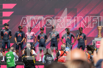 2021-05-28 - Team Ineos con la maglia rosa Egan Bernal - 19^ TAPPA - ABBIATEGRASSO - ALPE DI MERA - GIRO D'ITALIA - CYCLING
