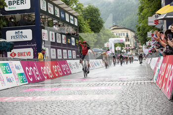 2021-06-09 - Alois Charrin (Swiss Racing Accademy) vince la volata della 6^ tappa a San Pellegrino Terme - GIRO D'ITALIA U23 SONDRIO-LAGO CAMPO MORO - GIRO D'ITALIA - CYCLING